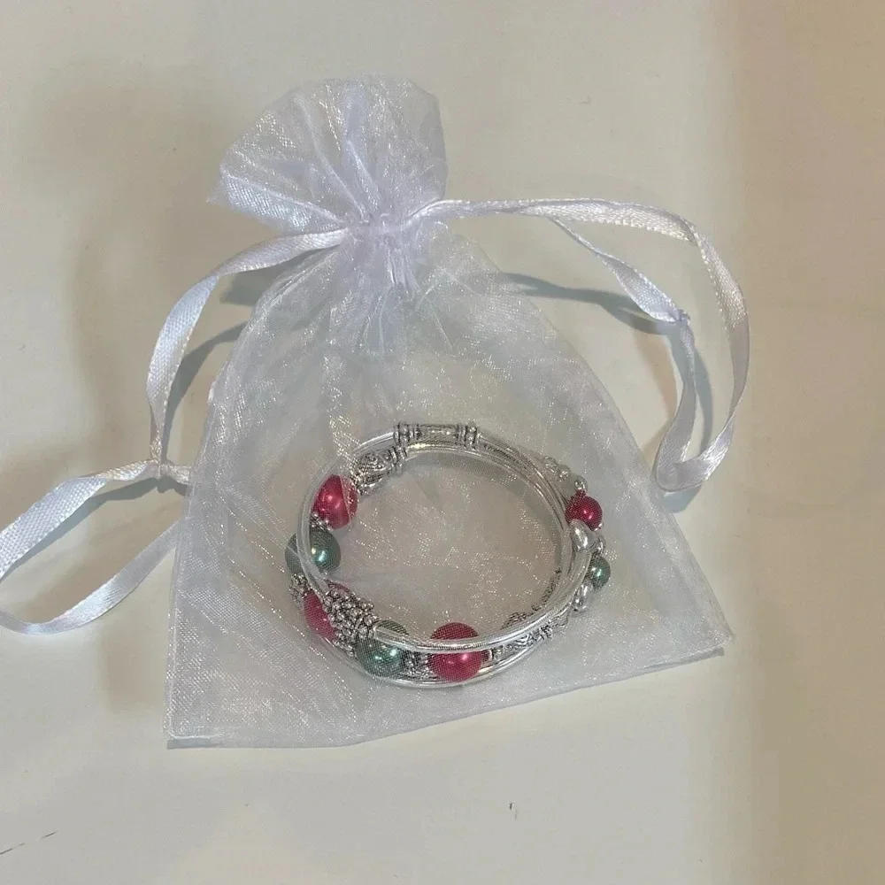 SLINKY BRACELET Women’s Slinky Bracelet with Charms and Beads Red and Green‎